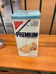 lot 4968 image: premium cracker tin