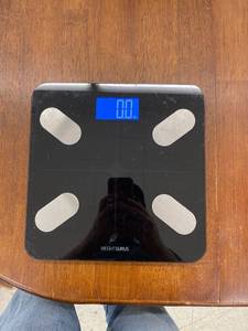 lot 4976 image: working glass bathroom scale