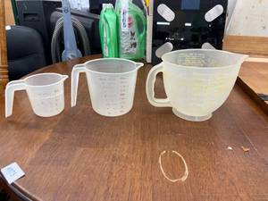 lot 4978 image: 3 measuring cups