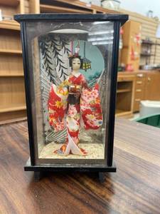 lot 4981 image: lady in a box
