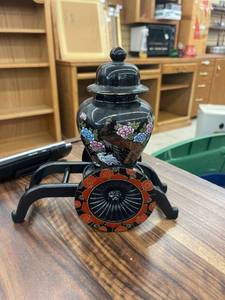 lot 4984 image: urn on a stand