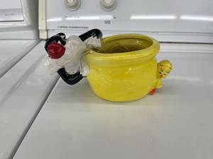 lot 8009 image: tweety bird planter
