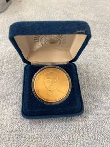 lot 8034 image: 1997 captain Richard Star Trek coin