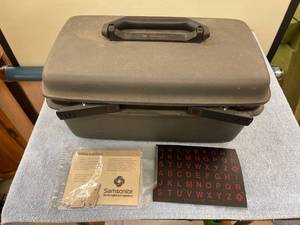 lot 8065 image: samsonite case with keys