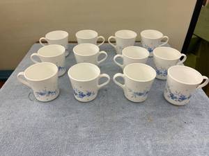 lot 8067 image: 12 Corning coffee cups