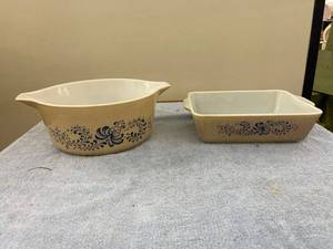 lot 8070 image: Pyrex casserole dishes