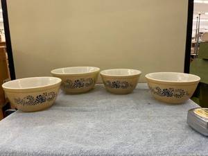 lot 8071 image: 4 Pyrex mixing bowls