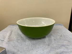 lot 8072 image: green Pyrex mixing bowl 4 qt