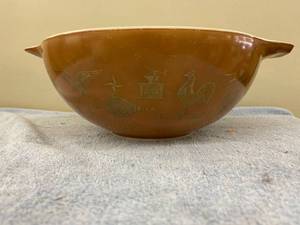 lot 8073 image: brown Pyrex 4 qt bowl