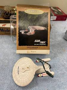 lot 8103 image: 1993 hallmark Star Trek ornament