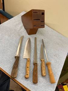 lot 8124 image: knife block with knives