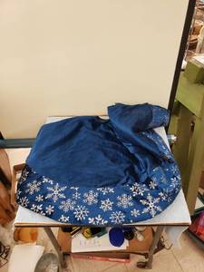 lot 8153 image: blue velvet snowflake tree skirt