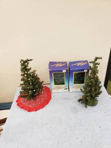 lot 8158 image: lot of small Christmas trees