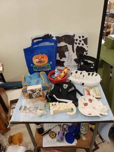 lot 8159 image: lot of cat stuff