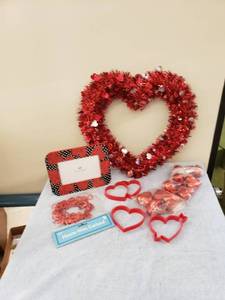 lot 8169 image: lot of Valentines decor