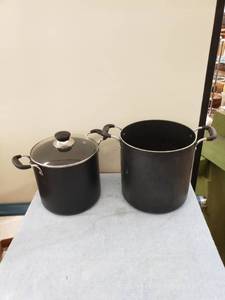 lot 8172 image: pair stock pots
