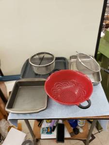 lot 8176 image: lot of bakeware