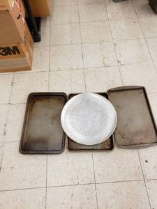 lot 8185 image: lot of baking sheetsgiant pizza pan