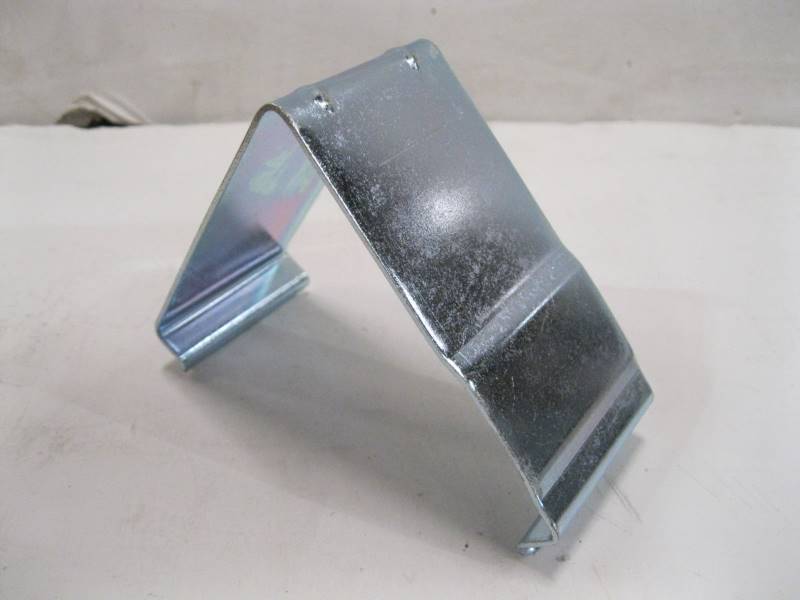 lot 2402 image: U-Line H-4735 Heavy Duty Wood Crate Clips Box of 32