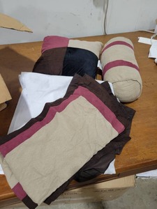 lot 8080 image: Comforter Set