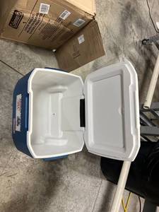lot 198 image: Coleman 50-Quart Xtreme 5-Day Heavy-Duty Cooler with Wheels