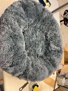 lot 228 image: 2 foot Diameter dog bed