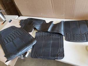 lot 8856 image: 3 Piece Car Floor Mat Set, Black Rubber