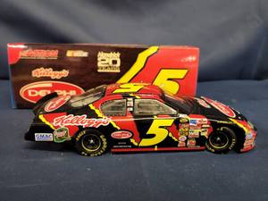 lot 14317 image: Terry Labonte #5 Delphi Kelloggs Hendrick 2004 Monte Carlo