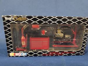 lot 14379 image: Team Caliber Tool Kit 2002 124 Scale Diecast Nascar In Box