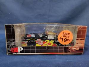 lot 14390 image: Nascar Racing Champions 40 Signed By Sterling Marlin Die Cast 124