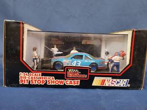 lot 14399 image: Racing Champions 124 Scale #3 Goodwrench Dale Earnhardt Sr Pit Stop Show Case