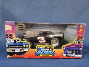 lot 14402 image: Muscle Machines USA NASCAR #20 Tony Stewart 1969 Camaro 124 Scale action usa