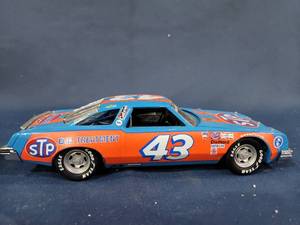 lot 14436 image: Franklin Mint 124 Nascar Richard Petty #43 1992 Pontiac Grand Prix