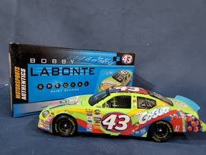 lot 14445 image: Motorsports Authentics #43 Bobby Labonte Go-Gurt 2006 Charger 124