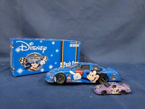 lot 14474 image: Team Caliber Preferred Minnie Mouse Daytona 2004 Nascar 2 Pack 124 And 164