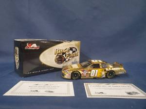 lot 14004 image: Mark Martin #01 Army  American Heroes  Autographed 2007 Monte Carlo SS Gold 1 of 288 C017821MIMMOGO 124 Scale