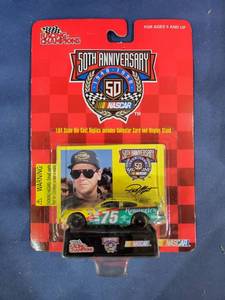 lot 14489 image: Racing Champions 164 scale diecast with collectible card 1997 edition #75