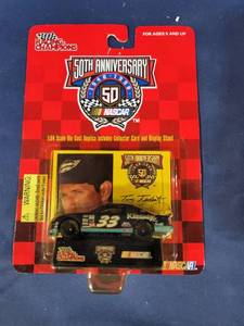 lot 14490 image: Racing Champions 164 scale diecast with collectible card 1997 edition #33