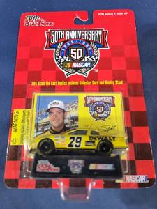 lot 14498 image: Racing Champions 164 scale diecast with collectible card 1997 edition #29