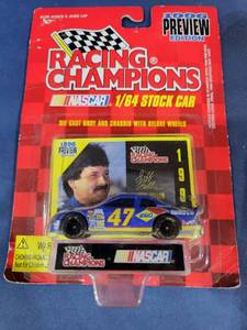 lot 14512 image: Racing Champions 164 scale diecast with collectible card 1997 edition #47