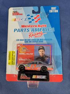 lot 14514 image: Racing Champions 164 scale diecast with collectible card 1997 edition #17 Darrekk Waltrip