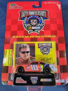 lot 14515 image: Racing Champions 164 scale diecast with collectible card 1997 edition #10