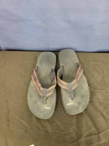 lot 7866 image: J. Crew flip flops