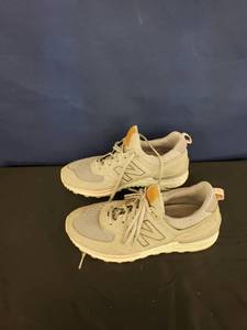 lot 7872 image: New Balance tennis shoes sz 7