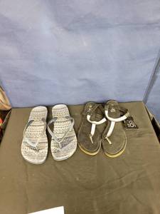 lot 7886 image: 2 pair sz 10 sandals