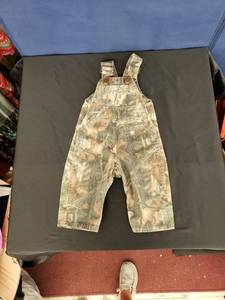 lot 7943 image: camo overalls sz 6-9mths