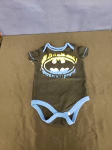 lot 7959 image: Batman onesie sz 6-9mth