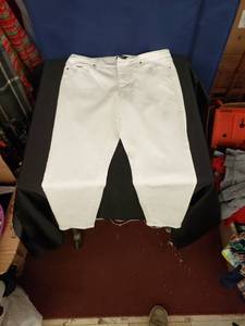 lot 7966 image: Nine West white skinny jeans sz 14