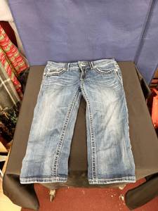 lot 7982 image: Miss Me capris sz 30