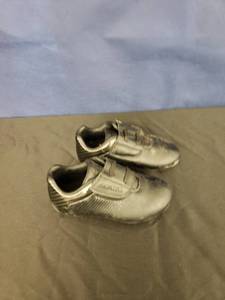 lot 8006 image: Brava cleats sz 8 kids